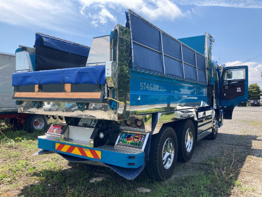 死亡に繋がる左折巻込み事故をおこしかねない大型トラックの背面