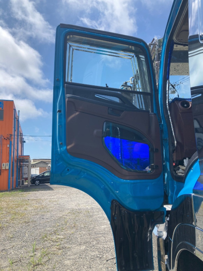 死亡に繋がる左折巻込み事故をおこしかねない大型トラックの助手席ドア